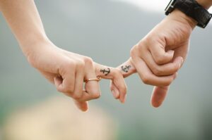 Read more about the article The Human Touch: Balancing Technology and Emotional Support in Online Divorce